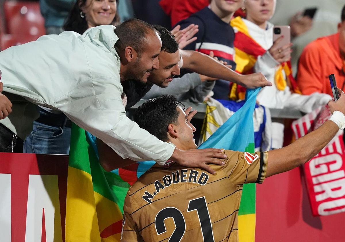 N. Aguerd se saca una foto en Montilivi con aficionados al acabar el partido.