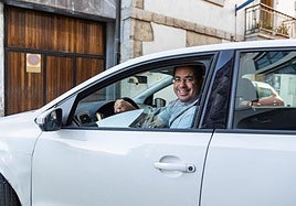 Todos los domingos, Borja coge el coche y se dirige a oficiar misas.
