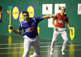 Peio Etxeberria golpea de zurda desde el ancho con Elordi en el centro de la cancha del Gurea.