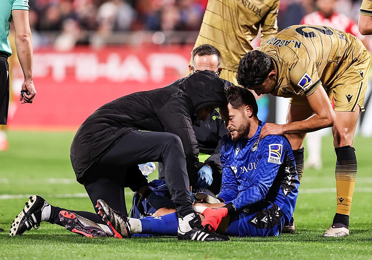 Álex Remiro se echa la mano a la rodilla tras salir a por un balón.