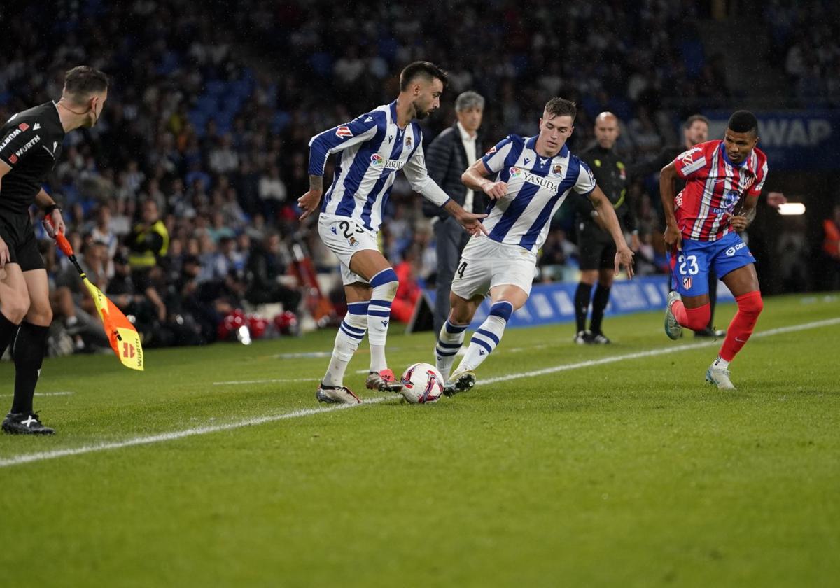 Brais y Sucic escapan de Reinildo durante el empate ante el Atlético de Madrid en Anoeta.