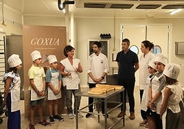 El alcalde de Tolosa, junto los pasteleros de la localidad y varios de los niños que participarán en la elaboración del bizcocho.