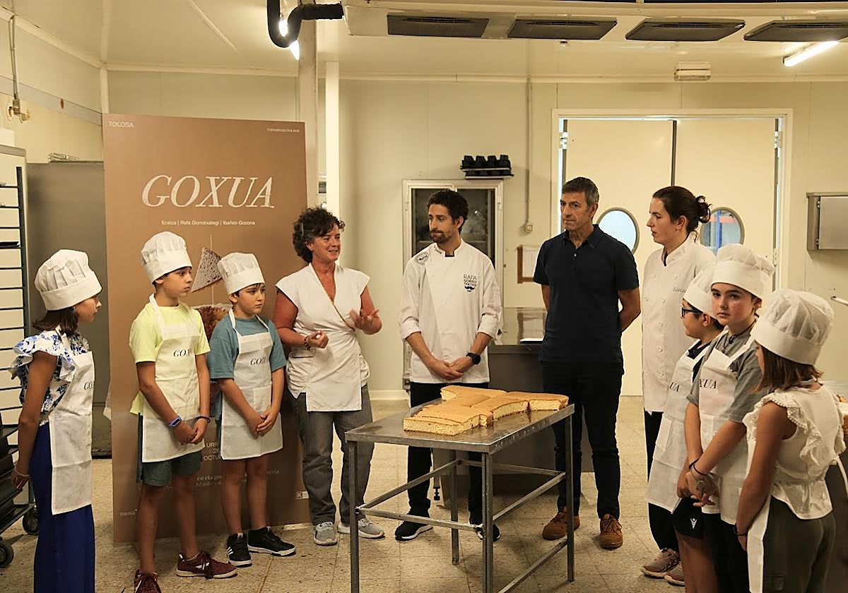El alcalde de Tolosa, junto los pasteleros de la localidad y varios de los niños que participarán en la elaboración del bizcocho.