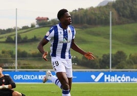 Sydney Osazuwa, revelación de la temporada, celebra un gol con el filial