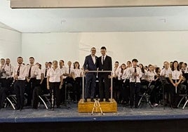 La bandas de Oñati y Burjassot aplaudidas por el público tras el 'tutti' que ofrecieron conjuntamente en el concierto celebrado el sábado por la tarde.