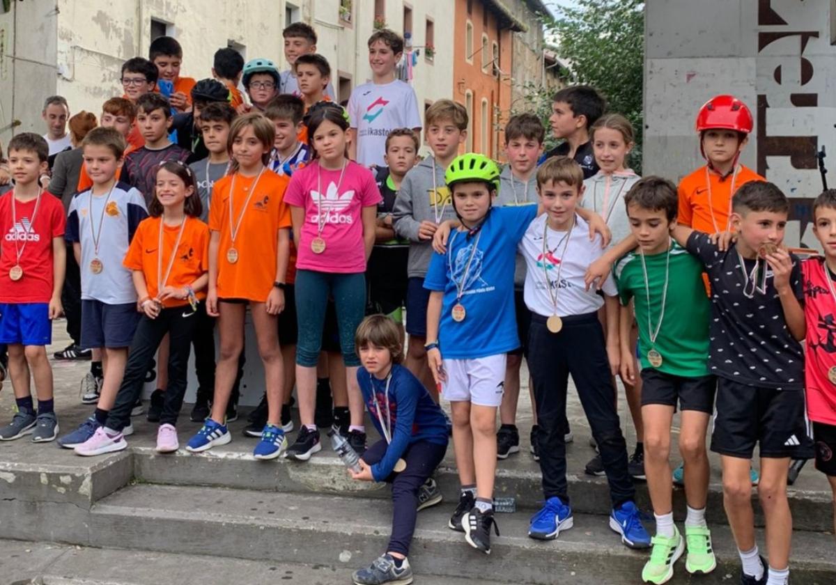 Foto de familia de los participantes en la plaza Areizaga-Kalebarren, punto de salida y llegada de la prueba.