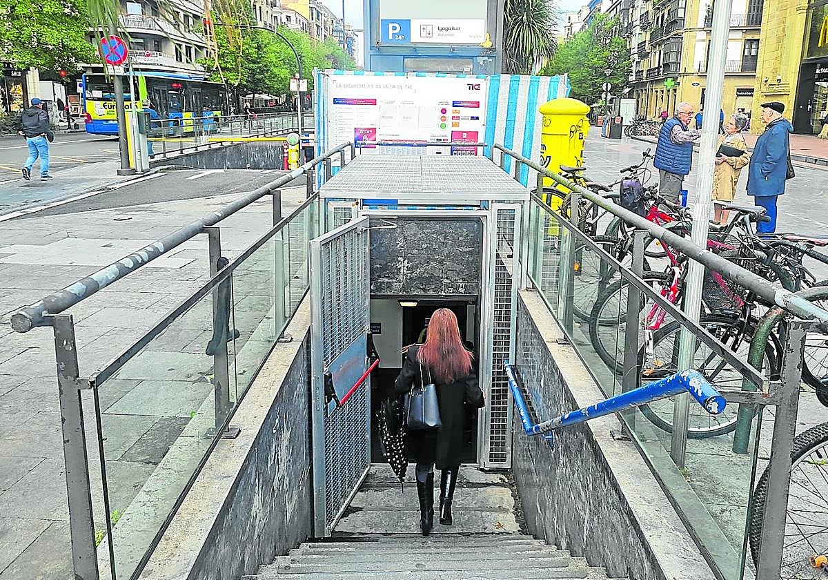 Ya se han empezado a colocar puertas en el acceso peatonal del parking del Boulevard, donde también se instala un nuevo ascensor frente a la Bretxa.