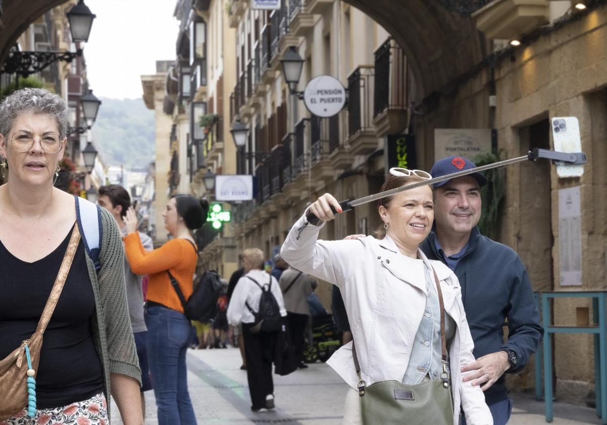 Dos turistas se han un selfie en la Parte Viega de Donostia