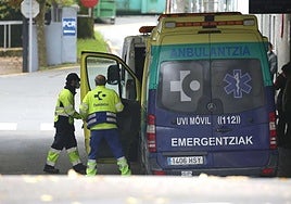 Una ambulancia medicalizada a la entrada del Hospital de Donostia.
