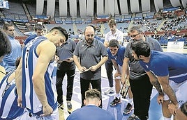 Mikel Odriozola da instrucciones a sus jugadores.