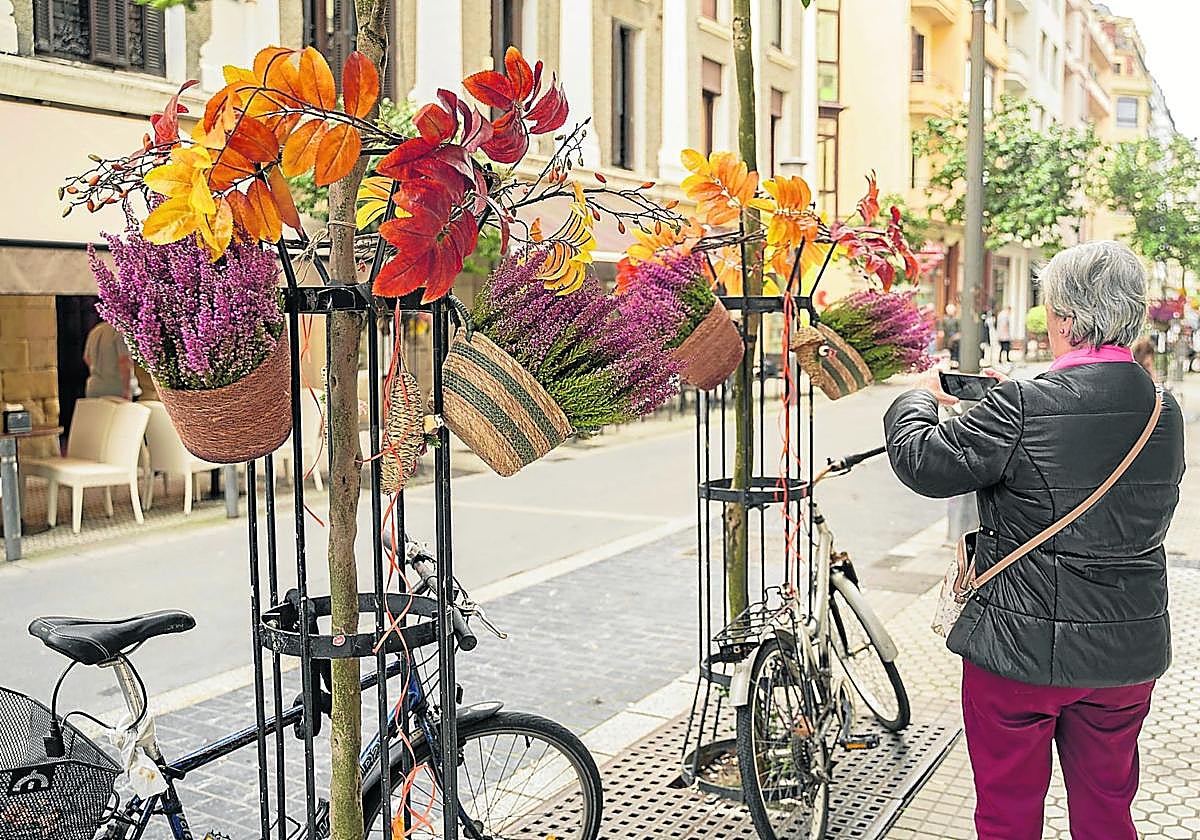 Fomento presentó ayer el proyecto 'Open Dendak', una iniciativa que hasta el 7 de enero embellecerá seis espacios comerciales de la ciudad con el objetivo de crear itinerarios de compra atractivos y amables tanto para los donostiarras como para los turistas. Las calles decoradas están en Gros, Antiguo, Parte Vieja, Altza, Egia y Amara.