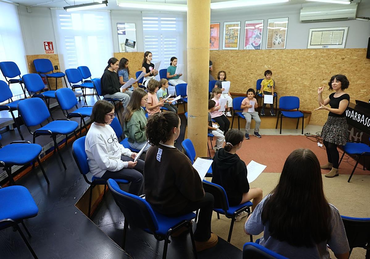 Maddalen Dorronsoro, con niños del coro infantil de Landarbaso , durante el ensayo.