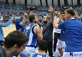 Mikel Odriozola durante un tiempo muerto.