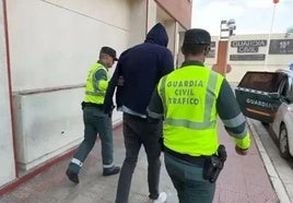 La Guardia Civil, con el detenido.