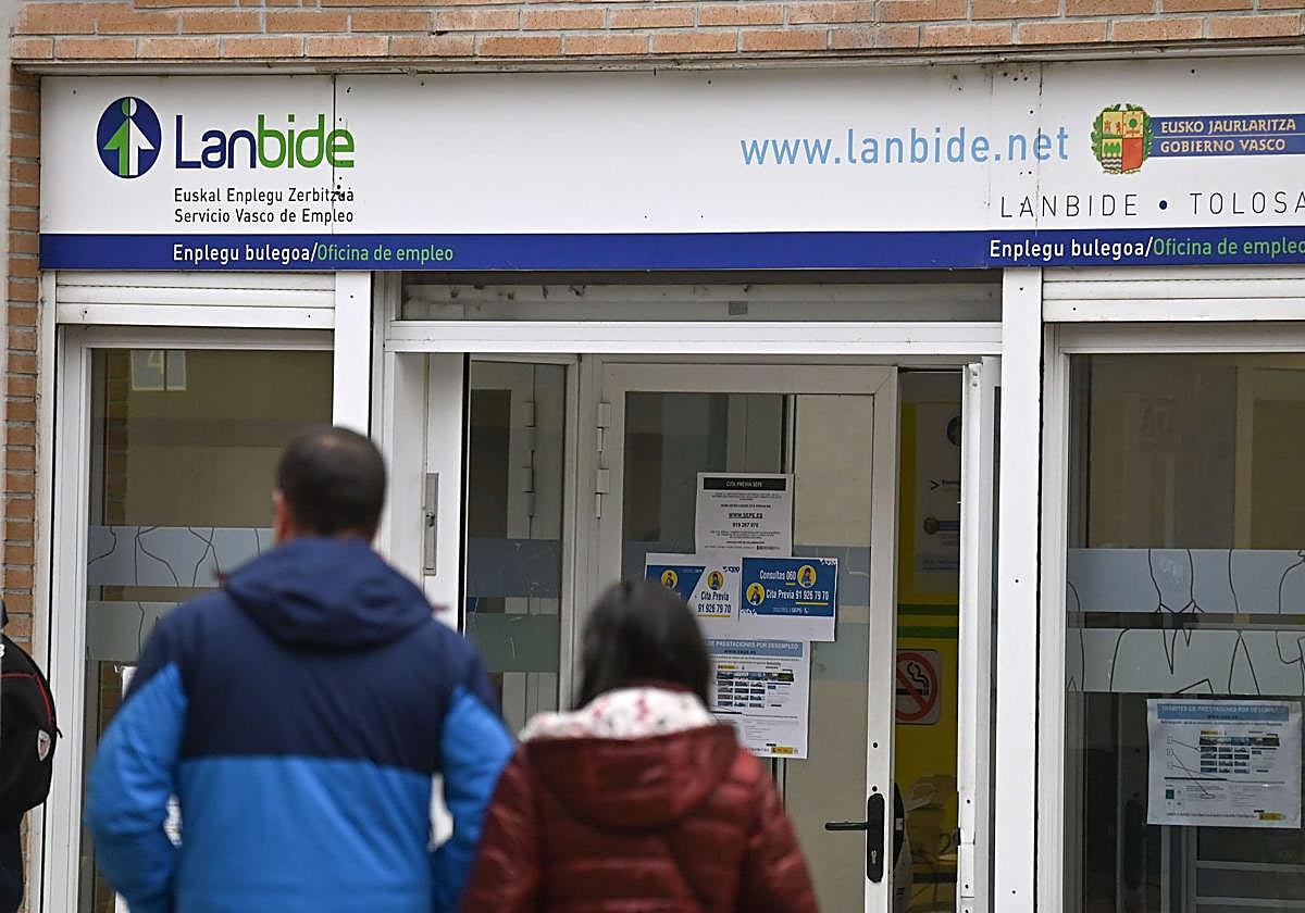 Dos personas acuden a la oficina de Lanbide en Tolosa