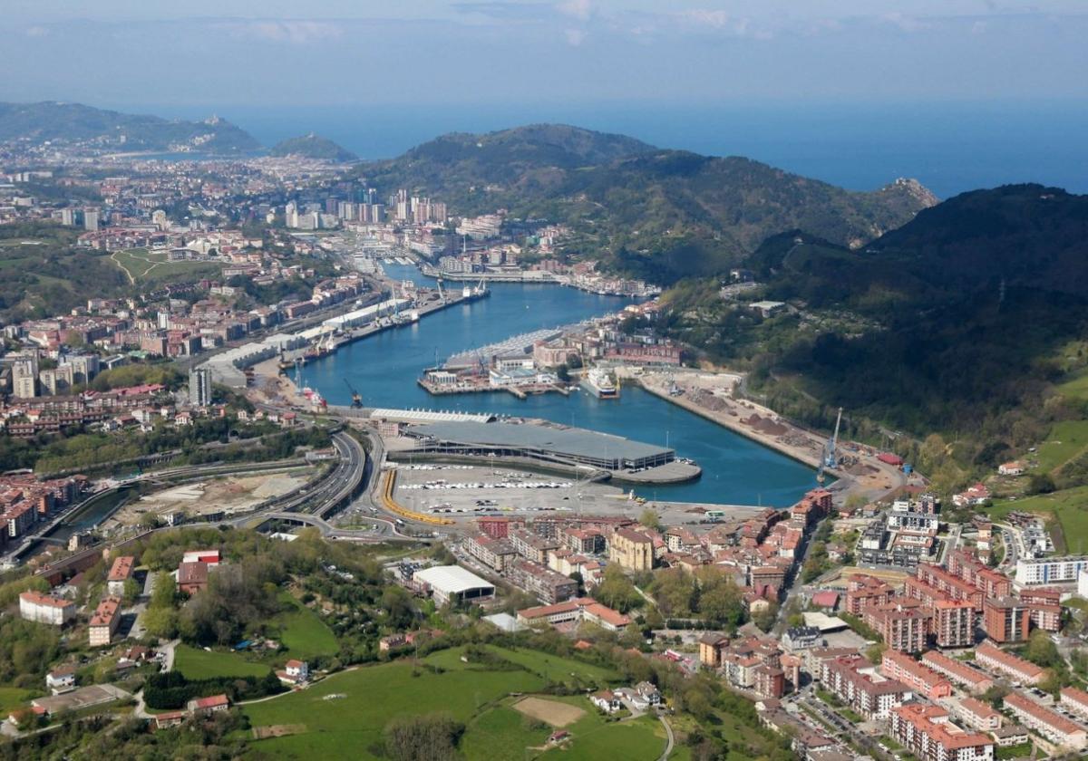 Vista aérea del municipio de Lezo en primer plano.