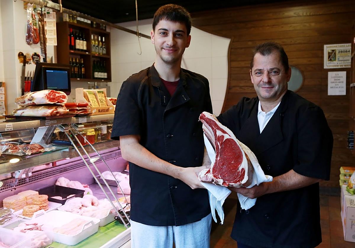 Aritz y Guillermo, con una pieza de buena carne en las manos. Estamos en Zubiondo, 14, junto al Satorra.