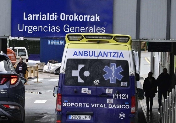 Una ambulancia accede a las Urgencias del Hospital Donostia.