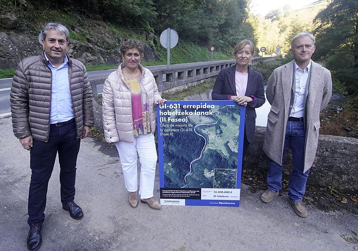 La diputada general Eider Mendoza flanqueada por el diputado de Carreteras, Felix Urkola, y los alcaldes de Azkoitia y Urretxu, Ana Azkoitia y Jon Luqui.