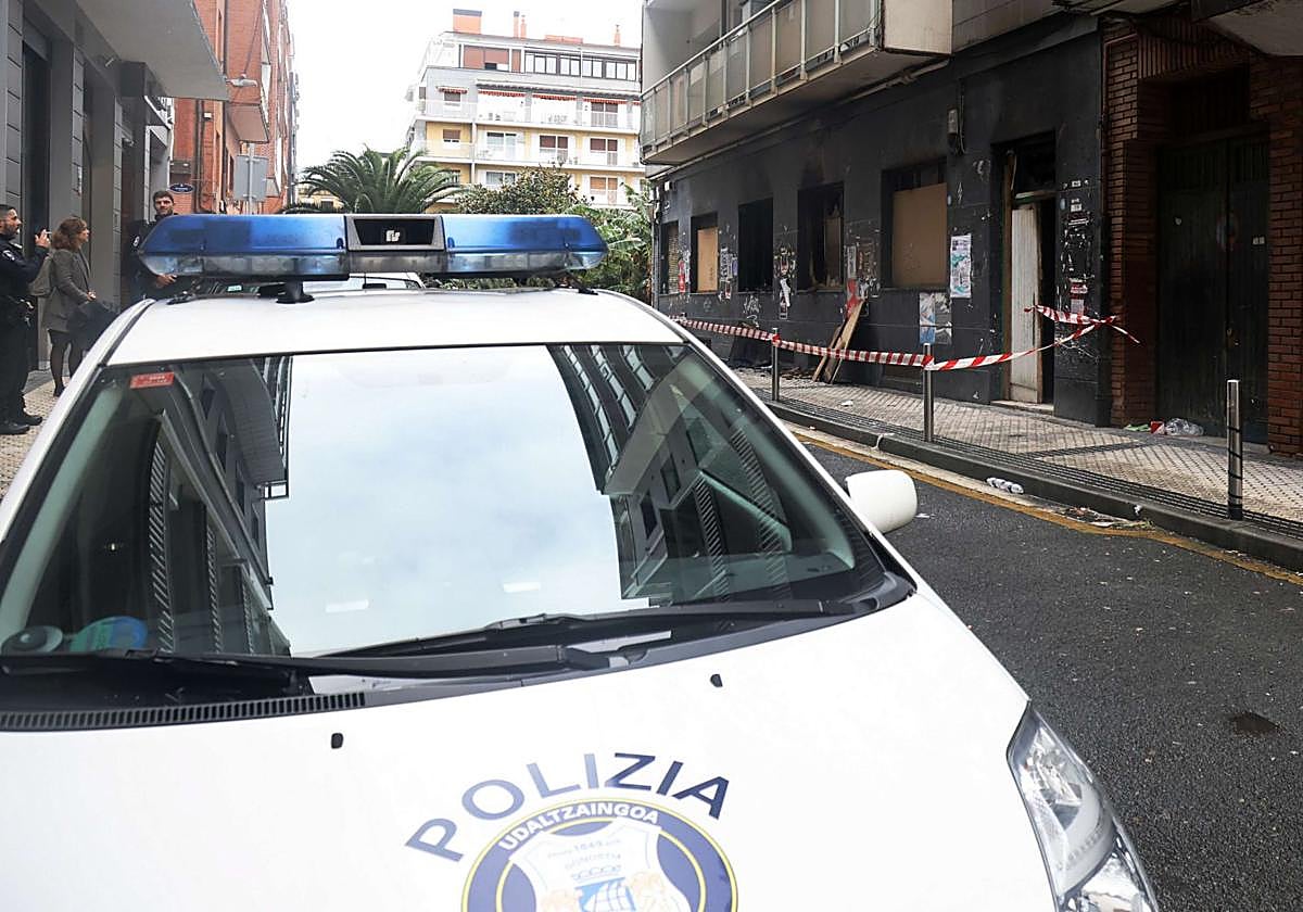 Un vehículo de la Guardia Municipal en el barrio de Egia.