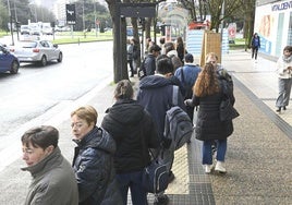 Cola de pasajeros esperando un autobús de Dbus en Donostia en la huelga de funcionarios públicos del pasado marzo.