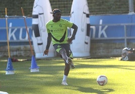 Hamari Traoré golpea el balón esta mañana en Zubieta.