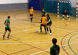 Un momento del partido disputado por el equipo de fútbol sala.