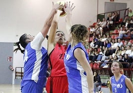 Nora Danis lucha bajo la canasta del Atlético San Sebastián para conseguir encestar. Llegó a los diez puntos siendo la mejor anotadora local.