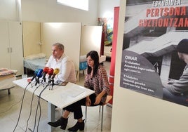 Sergio Corchón, responsable del área de personas sin hogar de Cáritas y Laura Pérez, responsable del centro residencial Trintxer-Emeki en una rueda de prensa esta mañana.