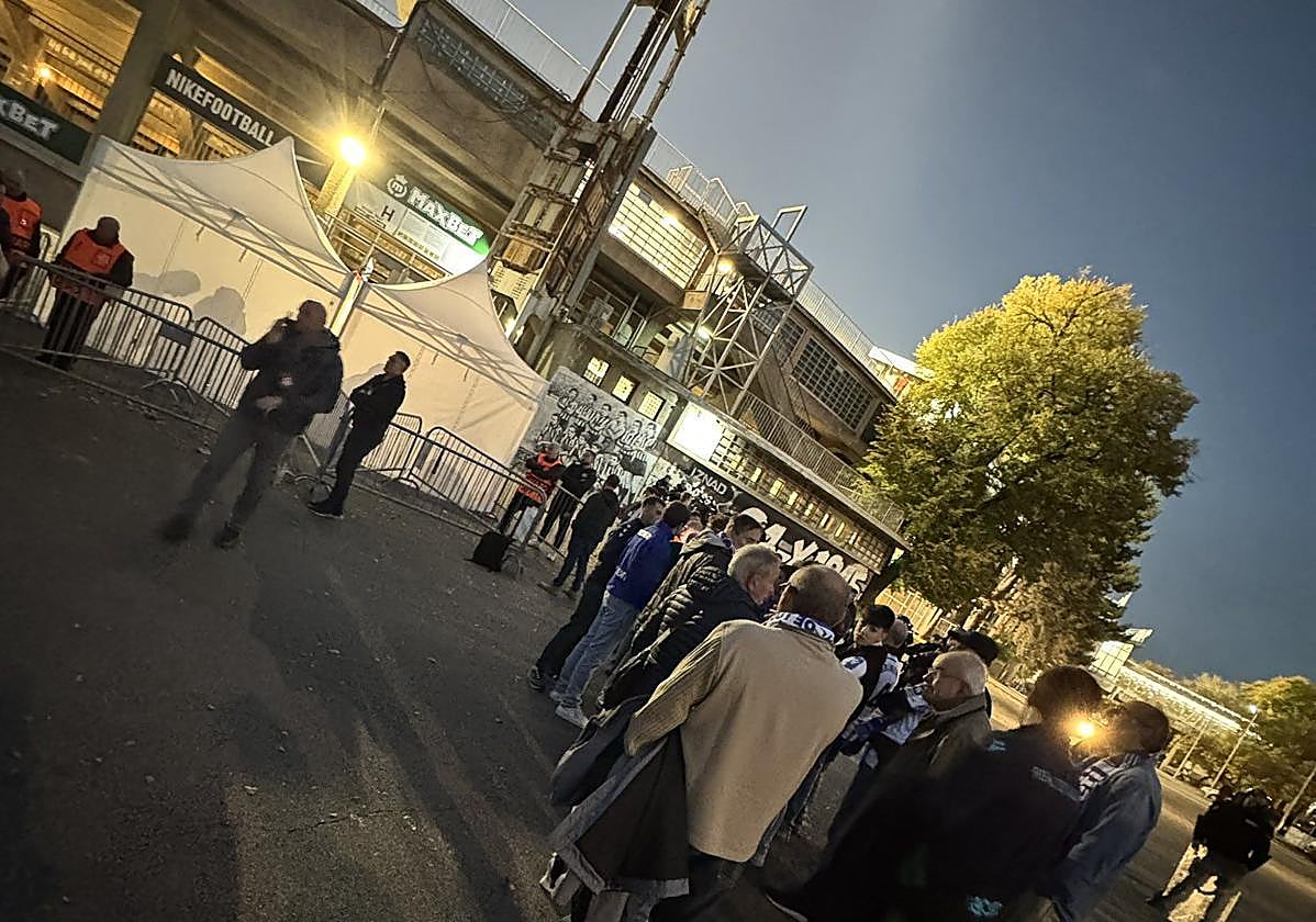 Los aficionados de la Real, frente a los controles de acceso al campo.