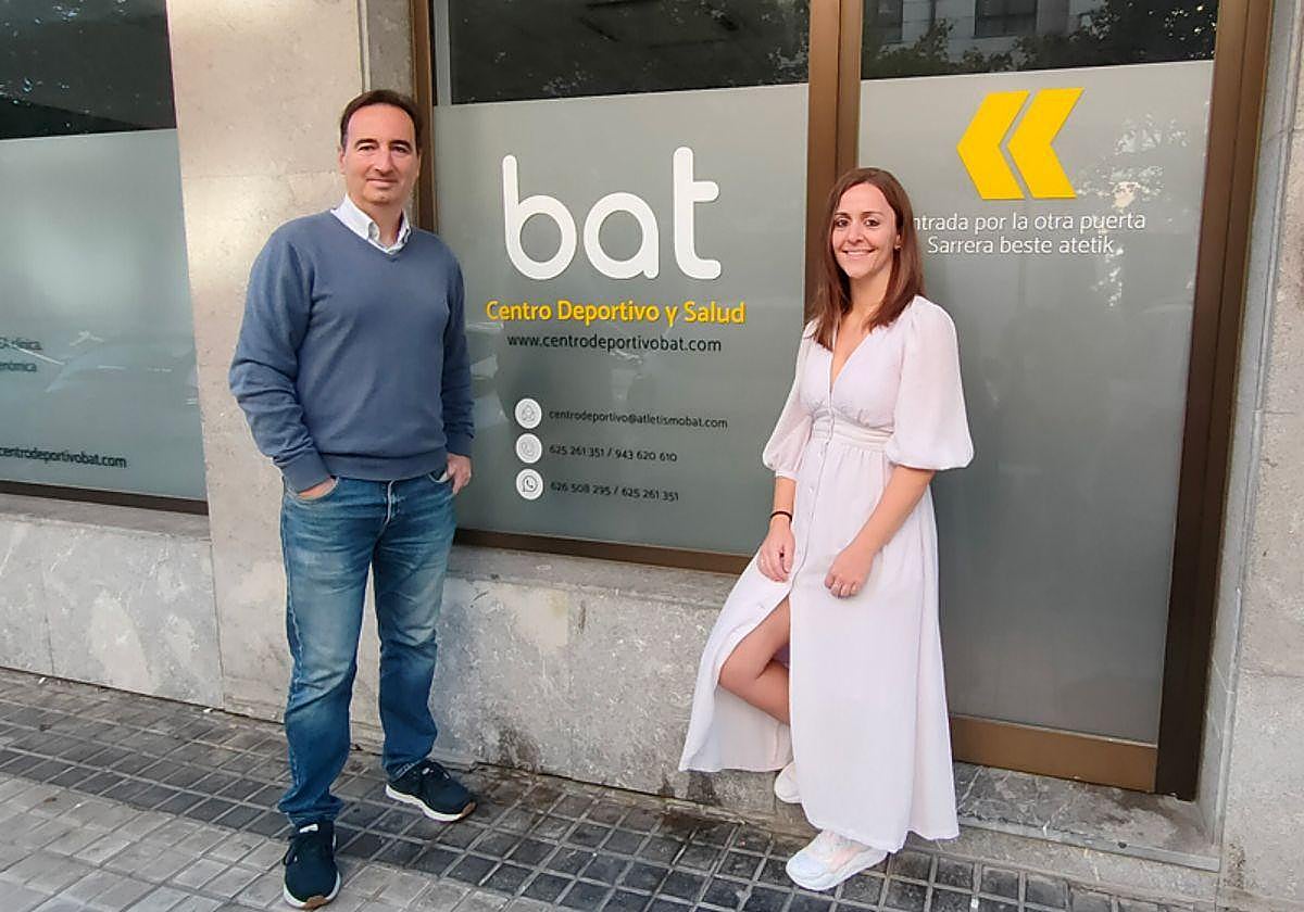 Ibon Muñoz, gerente del Bidasoa Atletiko Taldea, junto a Edurne Fernández, responsable de Aranibar Asesores que ha permitido la puesta en marcha de bat.