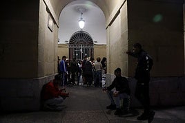 El reparto de cenas continúa en la Parte Vieja y el barrio de Amara