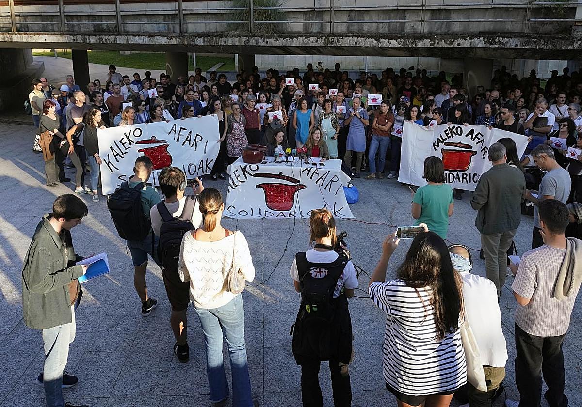 Un momento de la multitudinaria rueda de prensa ofrecida este jueves por KAS en Egia.