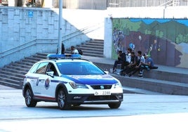 Una patrulla de la Ertzaintza asciende desde la estación de Renfe junto al edificio de Tabakalera.