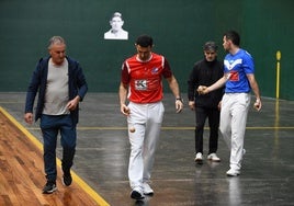 El seleccionador de material Alustiza, Altuna III, el intendente Gorostiza y Jaka, en el Ogueta.