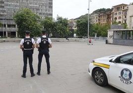 Guardias munipales patrullan por la plaza de Atotxa, cerca de Egia.