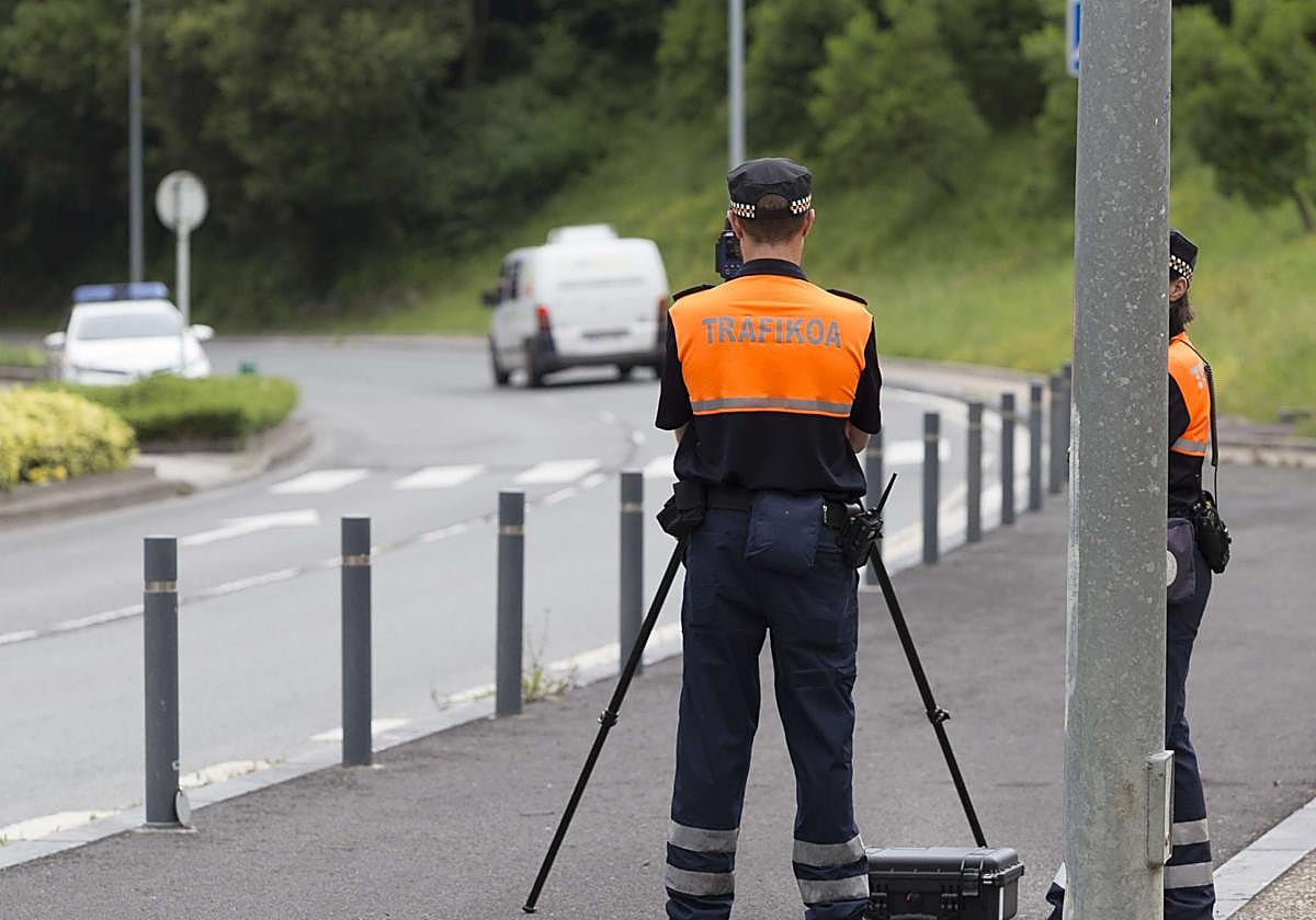 Dos agentes de Movilidad con un radar móvil en una calle de San Sebastián.