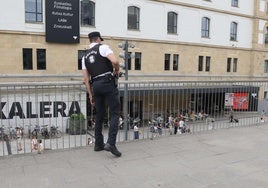 Un agente de la Guardia Municipal de Donostia vigila la zona de Tabakalera.