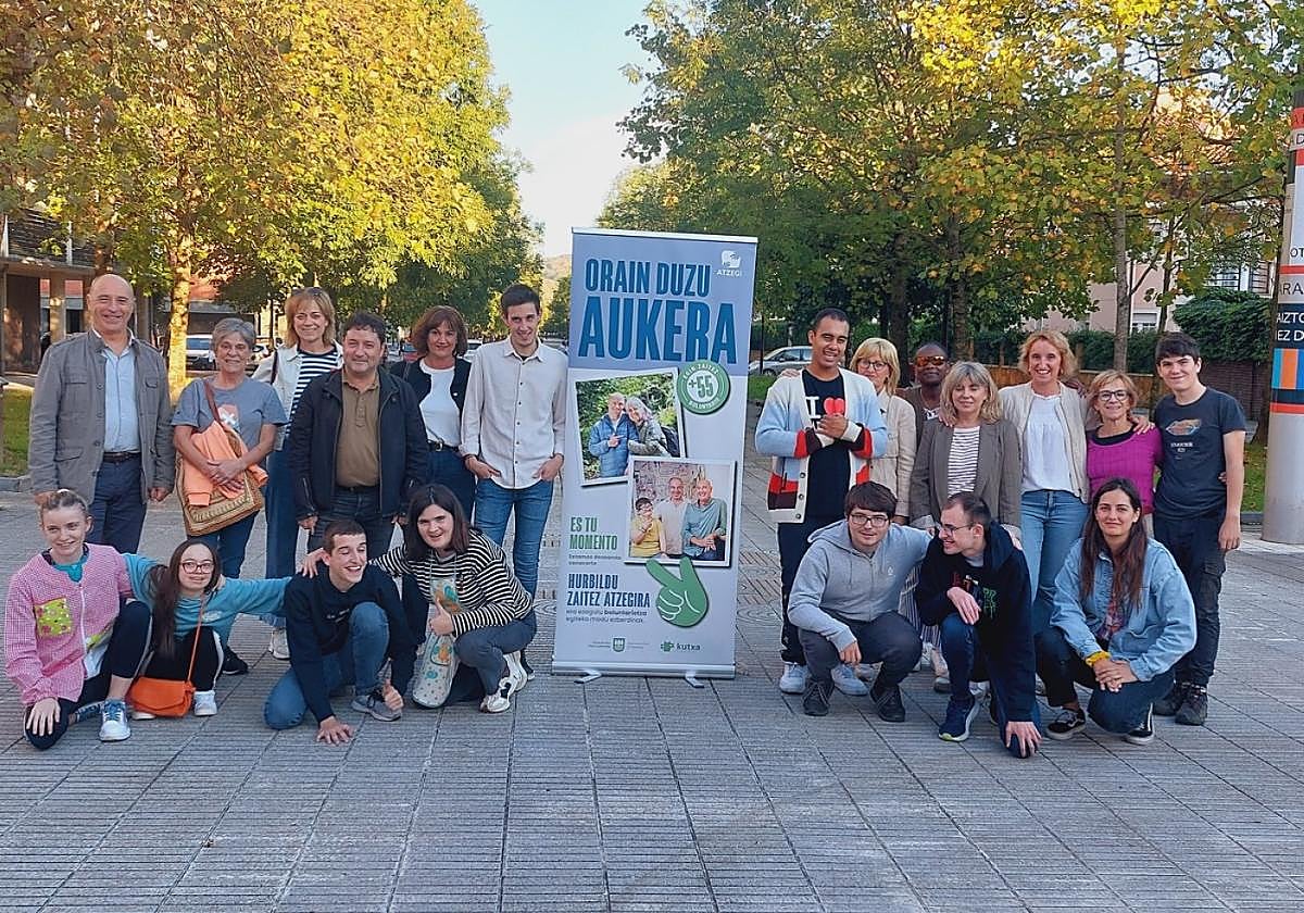 Miembros de Atzegi, familiares y autoridades en la presentación de la nueva campaña.