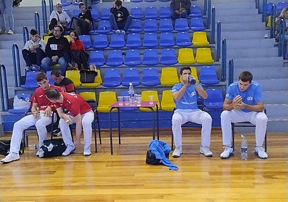 Hormaetxe, Apezetxea, Oliden y Lizeaga reponen fuerzas en un descanso ayer en Sopela