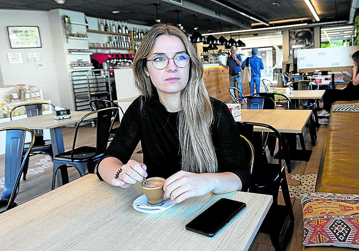 Maritxu Amenabarro ha escrito el libro 'No estoy sola', que cuenta la historia de una niña de acogida, como ella.