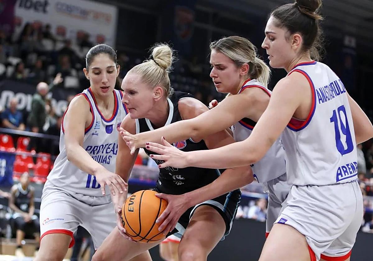 Louice Halvarsson trata de levantar un balón ante un mar de brazos.