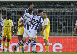 Aguerd y Turrientes van a abrazar a Pacheco tras marcar el baztandarra el 0-1 ante el Maccabi en Belgrado