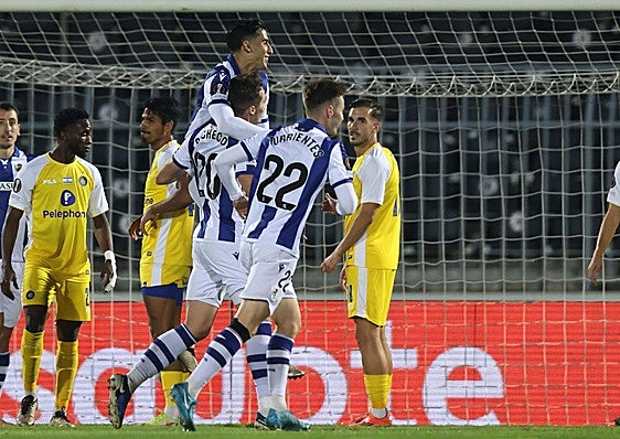 Aguerd y Turrientes van a abrazar a Pacheco tras marcar el baztandarra el 0-1 ante el Maccabi en Belgrado