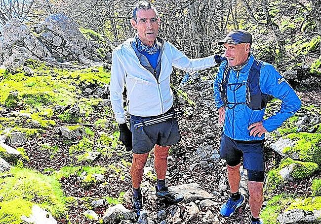 Ander Unzurrunzaga y Carlos se encontraron después de mucho tiempo a los pies de Aizkorri y comentaron sus carreras.