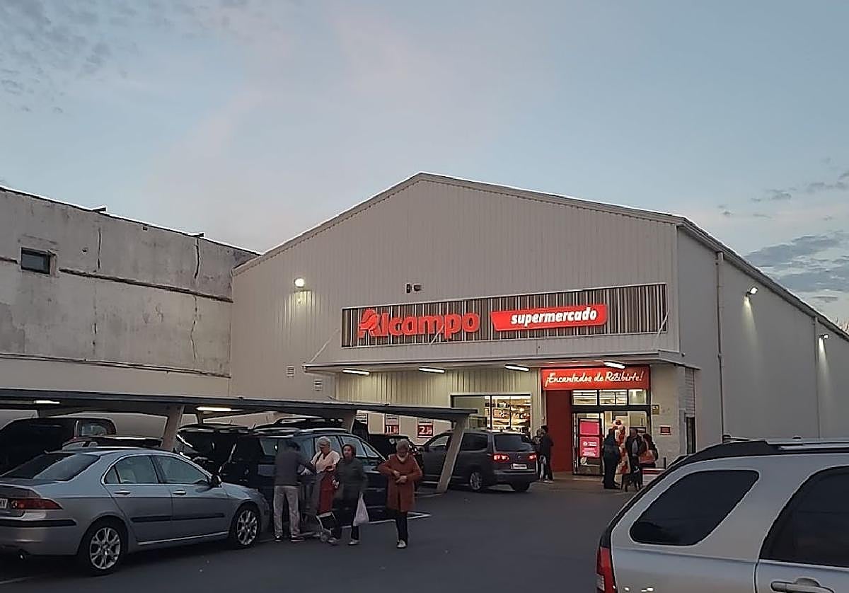 Entrada al supermercado Alcampo de Hernani.