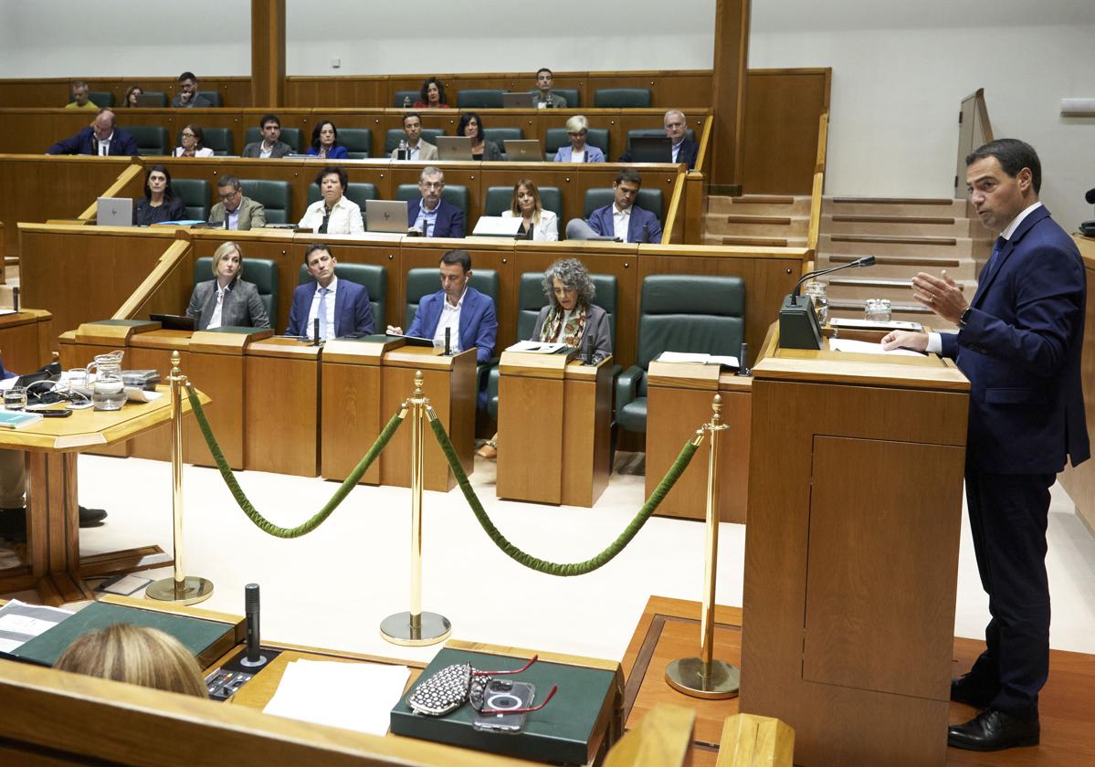 Imanol Pradales en el Parlamento Vasco.