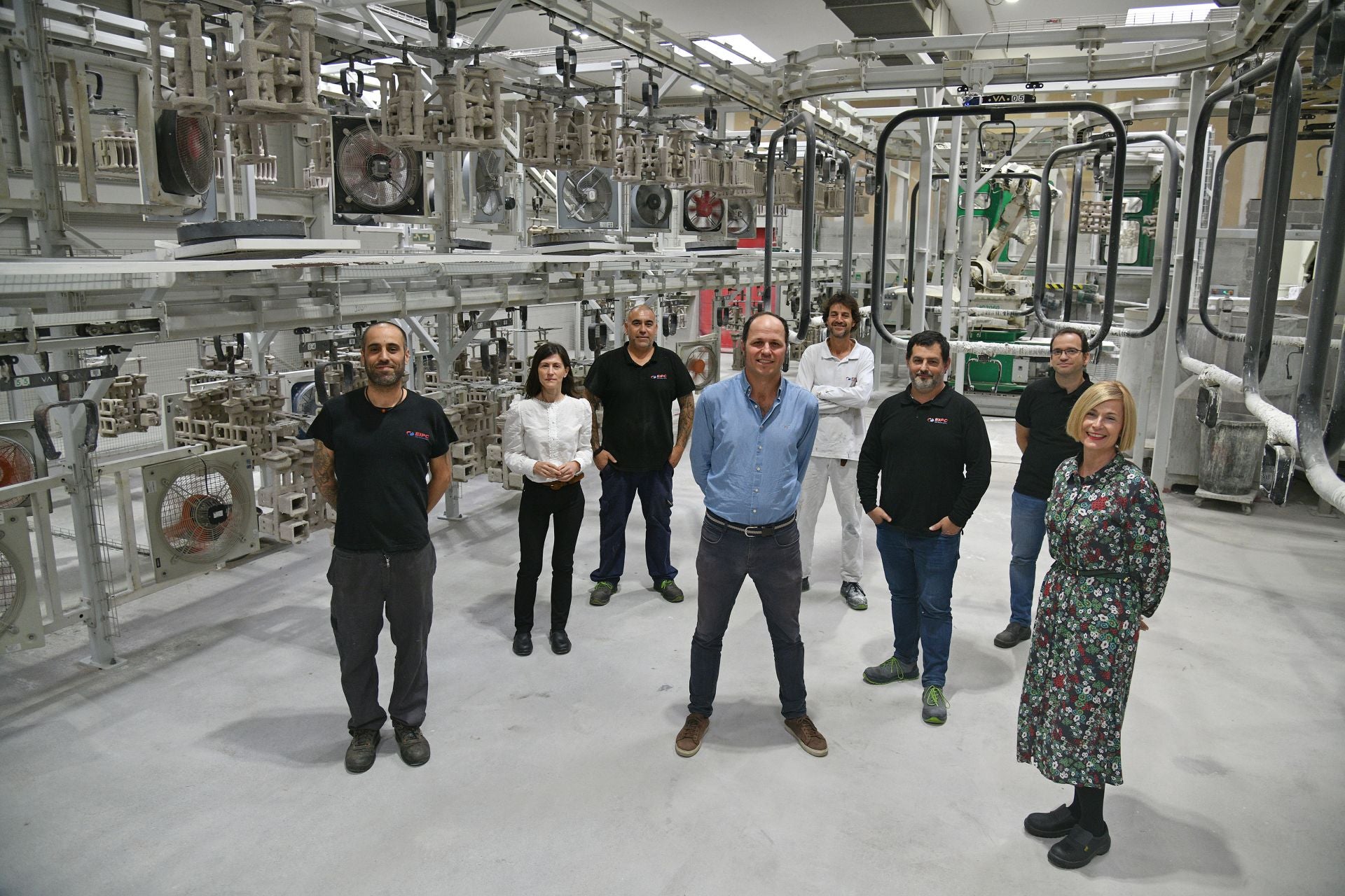De izquierda a derecha, Sergio Martín, Ana Díez, Alberto Losada, Gonzalo Orbea, Luis García, Ibon Carbajo, Pedro Rodríguez y Leire Ereño, en la sede de EIPC en Eibar.