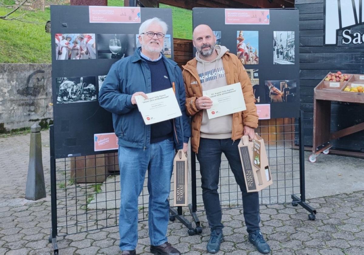 José Ángel Amuchastegui y Santi Lorenzo con los premios obtenidos, en Sagardoetxea.