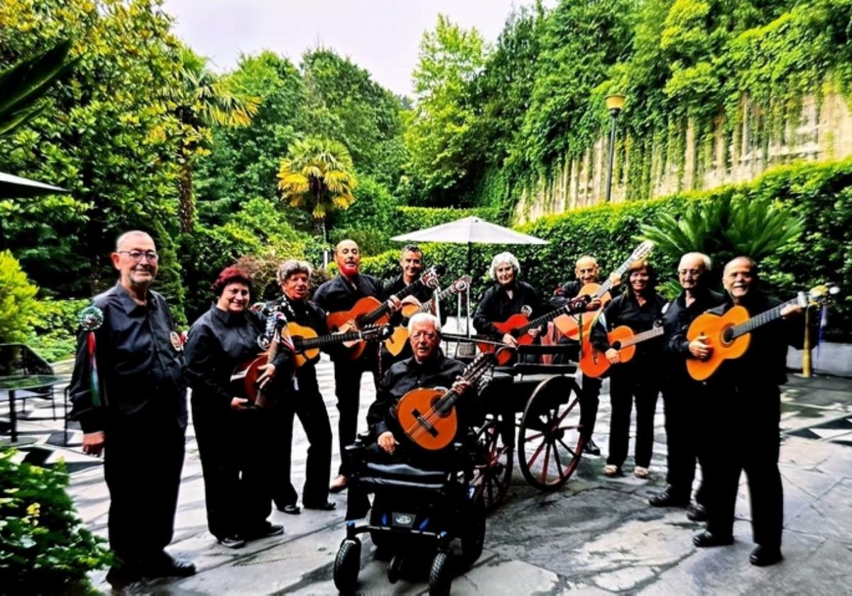 Los componentes de la rondalla Laguntasuna, invitados.